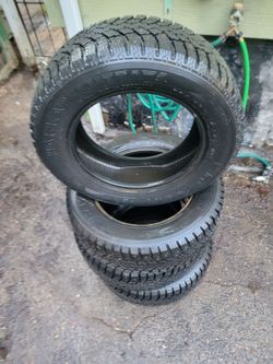 Set of 4 Nokian Hakkapeliitta Studded Winter Tires - 195/60R14 - Clean Tread!