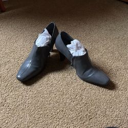 Covington Women’s Never Worn Shoe Size 6 Grey