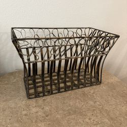 📌 Vintage-Style Metal Magazine Rack – Rustic Black/Gold
