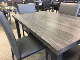 BRAND NEW 4 CHAIR TABLE