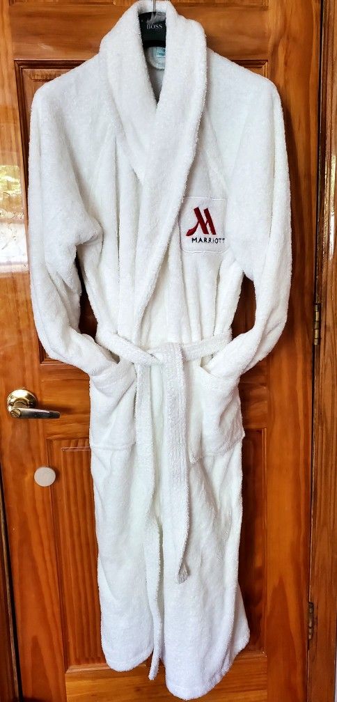 Marriott Bathrobe TERRY VELOUR ROBE XL White Cotton Belt Pockets Long sleeves Machine wash
The very definition of "slipping into something more c