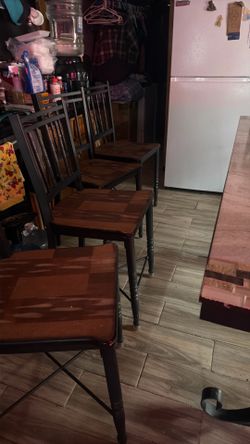 Tall table with six chairs tile on top of table