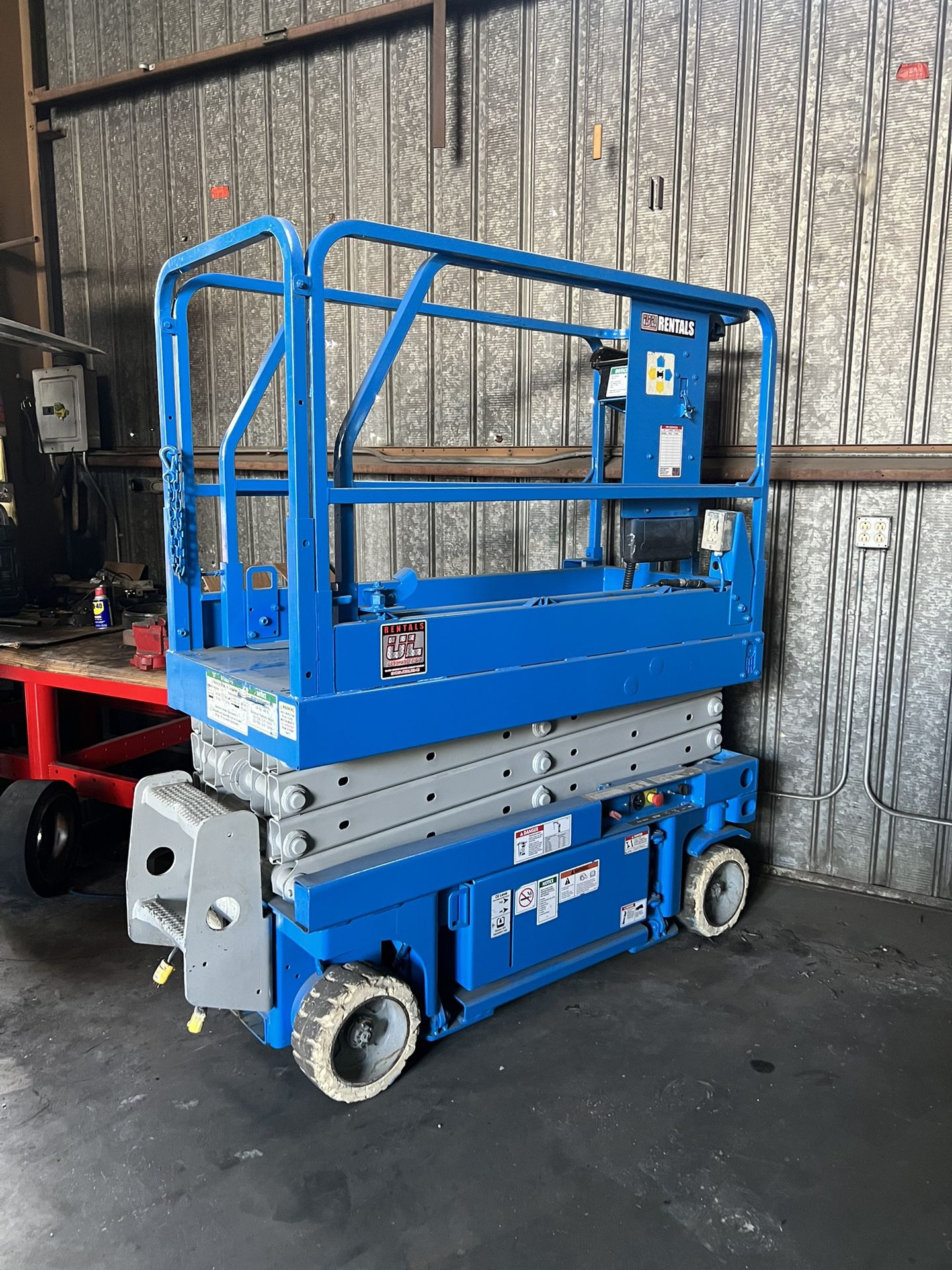FORKLIFTS AND EQUIPMENT 