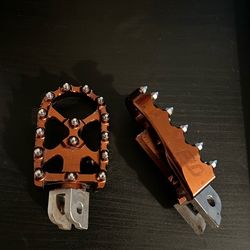 Flo motorsports mx style pegs Harley Davidson m8 softail