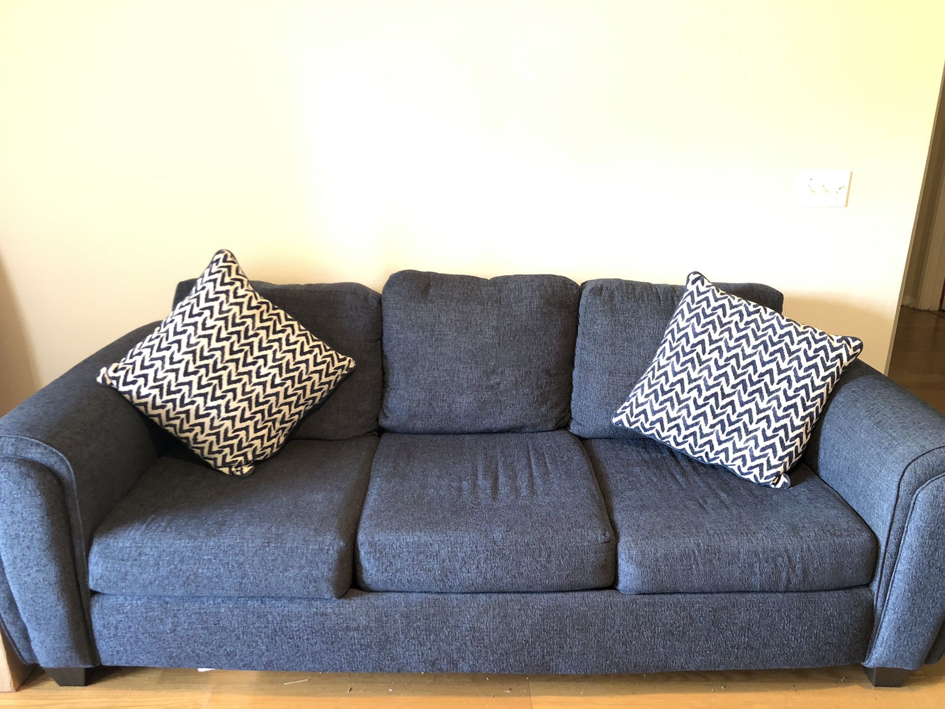 Sleeper Sofa With 4 Cushions 