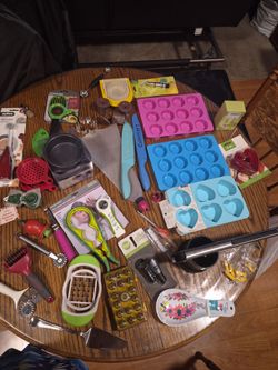Mixed Kitchen Gadgets and Baking Tools Lot