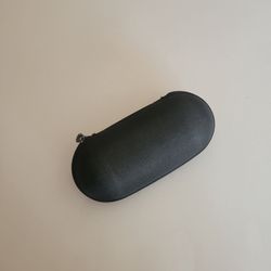 Oakley semi-soft black vault sunglasses eyeglasses case zipped. Case 
only 531. Pre-owned, good shape, please see photos for details. Would 
fit mediu