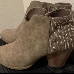 Beautiful taupe women’s boots Size 11