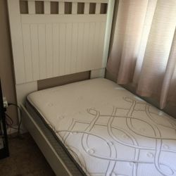 BEAUTIFUL TWIN SIZE BED W/MATTRESS 
