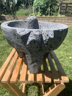 Molcajete de piedra volcánica de 9”