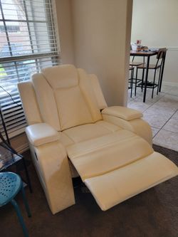 Excellent Condition Cream Faux Leather Recliner 2 Piece Set