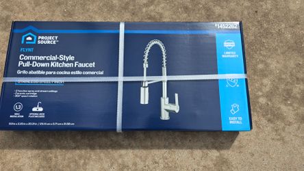 Flynt Stainless steel Single Handle Deck-mount Pull-down Kitchen Faucet with Sprayer (Includes Deck Plate)