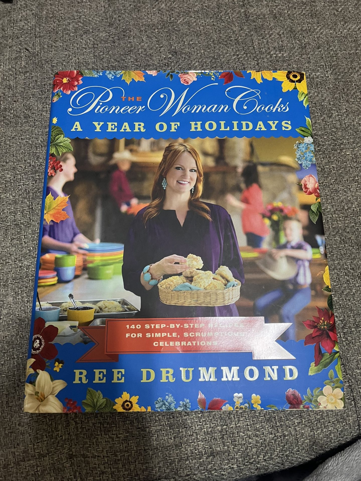 THE PIONEER WOMAN COOKS, A YEAR OF HOLIDAYS by REE DRUMMOND, COOKBOOK