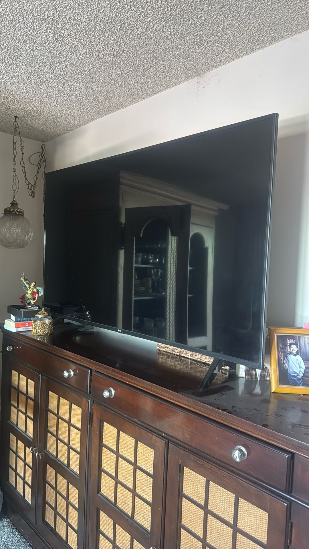 LG Large Tv 57”