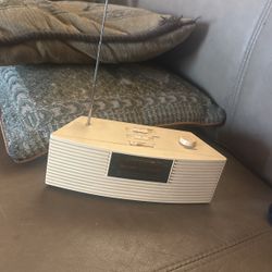 Like New Vintage Radio Am/Fm With  4 New Batteries  
