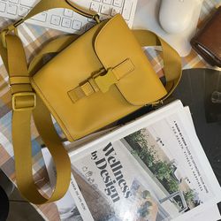 Coach Heart Crossbody Bag for Sale in Los Angeles, CA - OfferUp