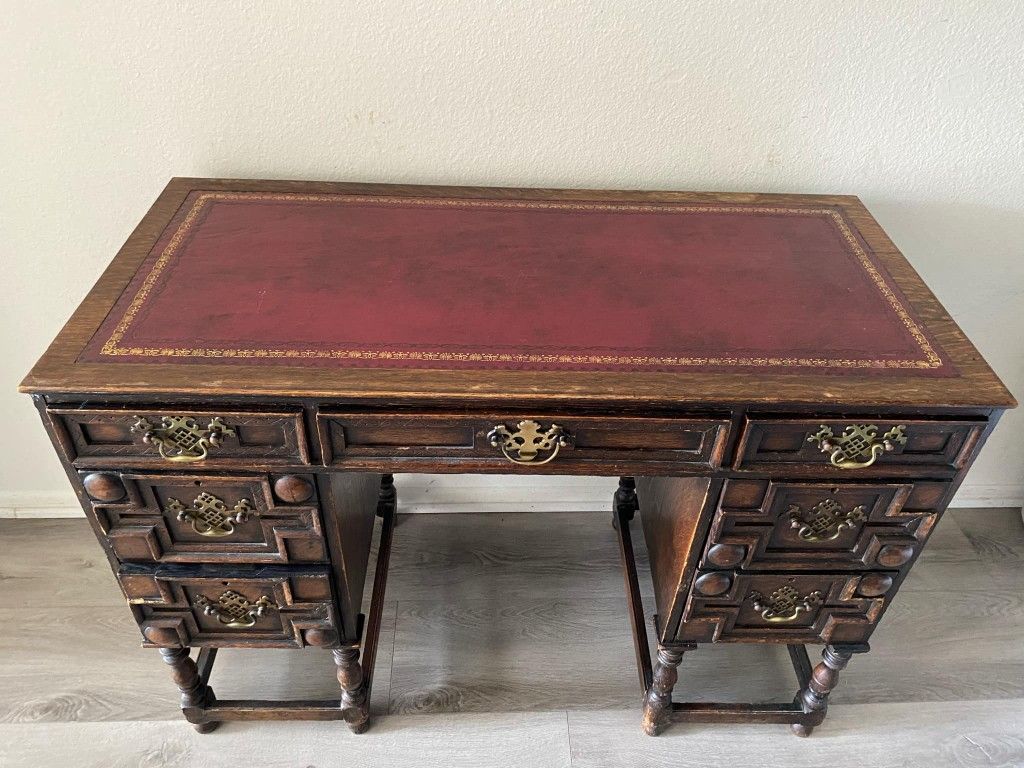 A Small Early 20th 7 Drawer Oak Desk With Leather Inlay