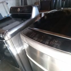 LG 5.5c Front Load Washer- Dryer 