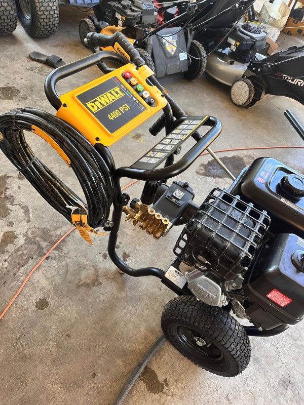 DEWALT4400 PSI 4.0 GPM Cold Water Gas Pressure Washer