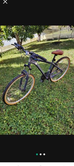 Schwinn Trailway 28 Inch Hybrid Bike. Aluminum Frame. Alloy Front Suspension Fork. 21 Speed Shifter. Alloy Linear Pull Brakes. Alloy Rims