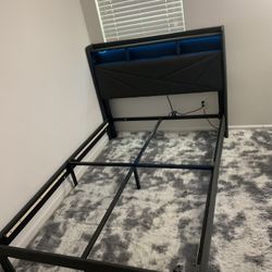 Full Size Bed (Gray) 