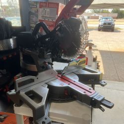 Milwaukee M18 FUEL 18V Lithium-Ion Brushless Cordless 7-1/4 in. Dual Bevel Sliding Compound Miter Saw (Tool-Only)