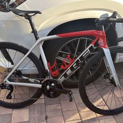 54cm Medium 2024 Trek Émonda SL 6 Disc Di2 – Shimano 105 Di2 – OCLV Carbon – Aeolus Elite 35 Wheels Carbon Road Bike