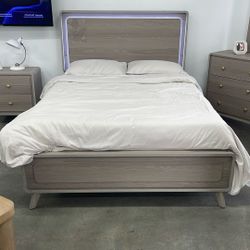 Queen Bedroom Set - 4pc Bed Dresser Mirror Nightstand $899