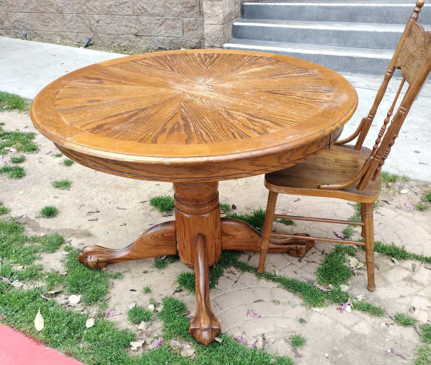 Round Kitchen Table and Chair Must Sell Today 