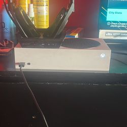 Xbox Series S And  Astros