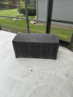 Suncast 124 Gallon Plastic Pool Deck Storage Box 