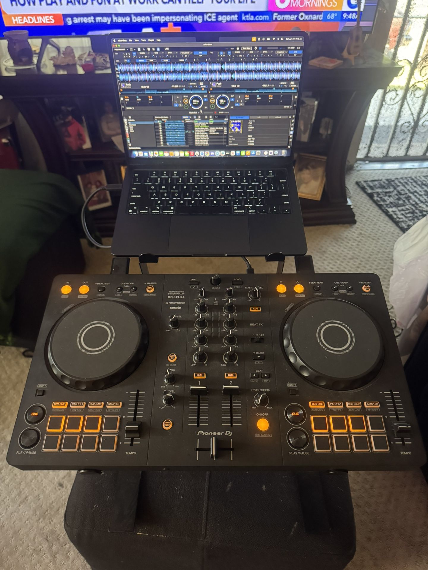 Pioneer DDJ-FLX 4 with stand