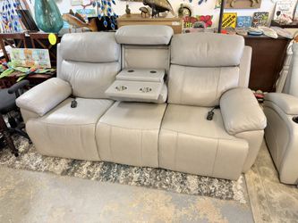 Like New Leather Electric Dual Reclining Couch With Electric Headrests And Dual USB And Electric Lumbar 