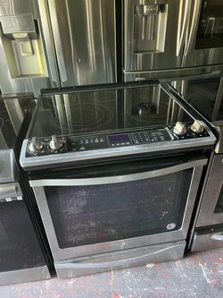 Whirlpool Electric Range slide in stove