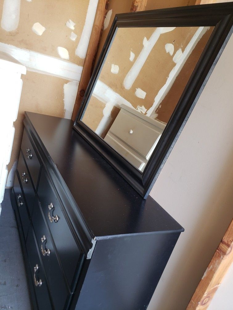 Dresser With Mirror