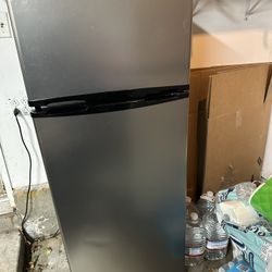 Frigidaire 7.5 Cu. ft. Refrigerator, Platinum Series, Standard Door Style - Stainless Look