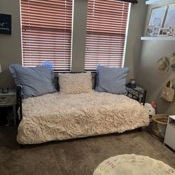Twin trundle bed