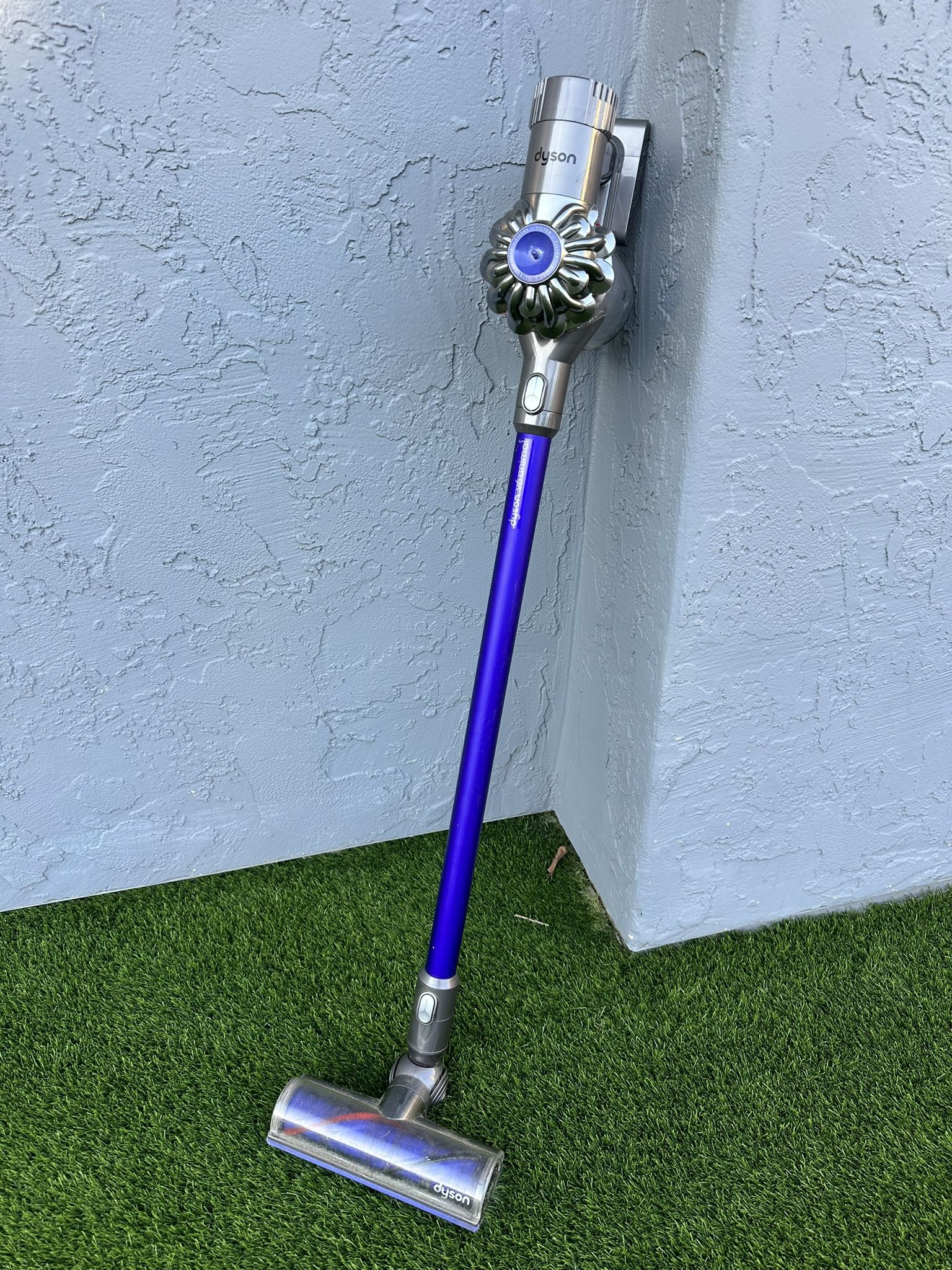 Dyson V6
