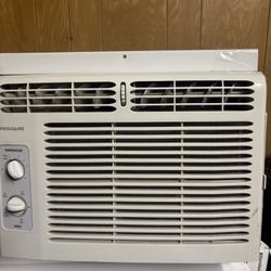 Frigidaire Air Conditioner 5,000 BTU works great