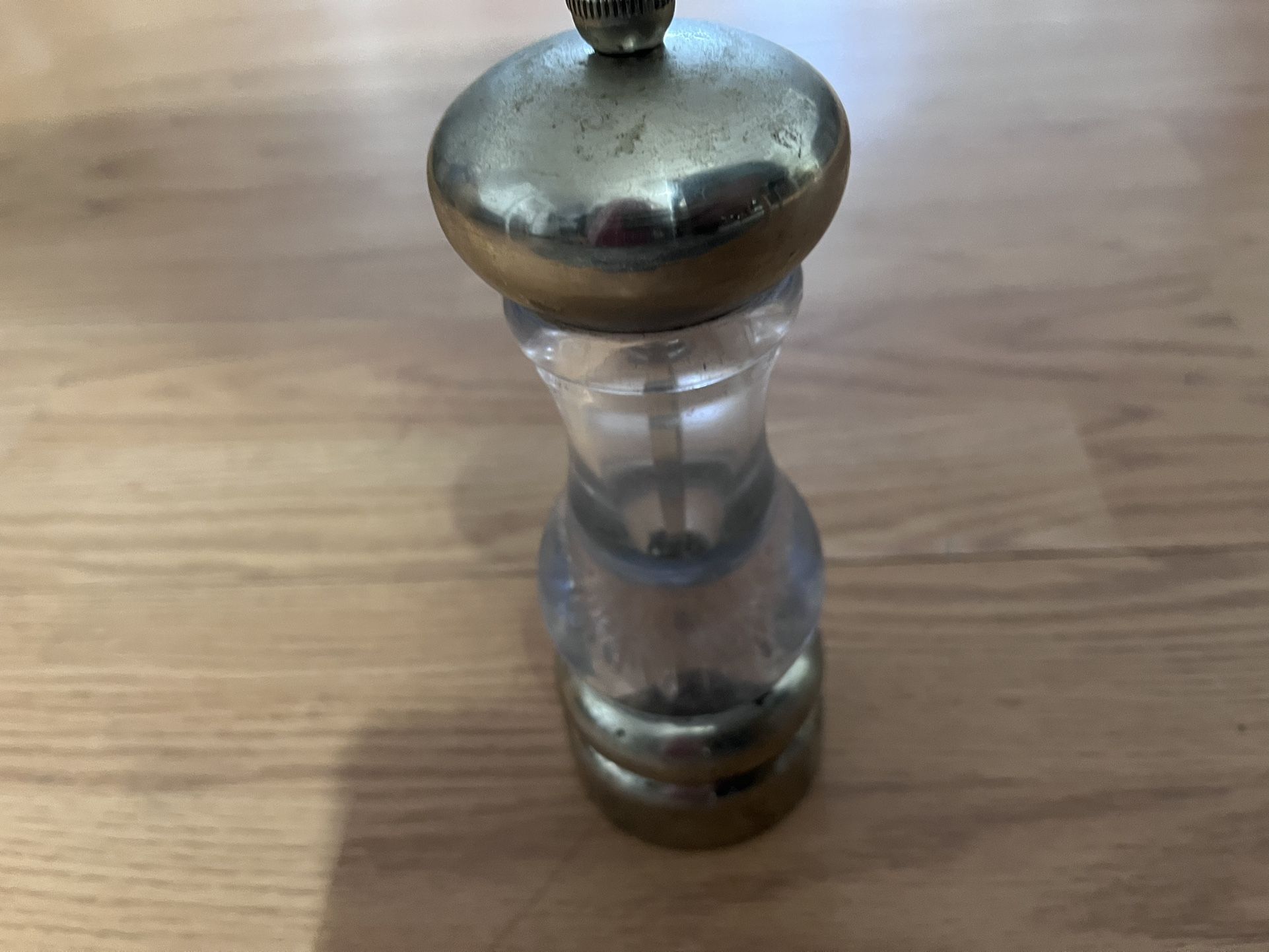 1pc Salt & Pepper Grinder, Refillable Salt & Pepper Flavor Bottle, Metal Base Material, 5.51"x1.97"