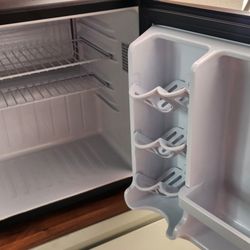 Danby Mini Fridge 1.7cu Ft