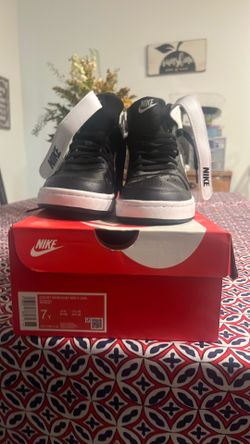 Court Borough Mid 2 (GS) Nikes. Size is 7Y