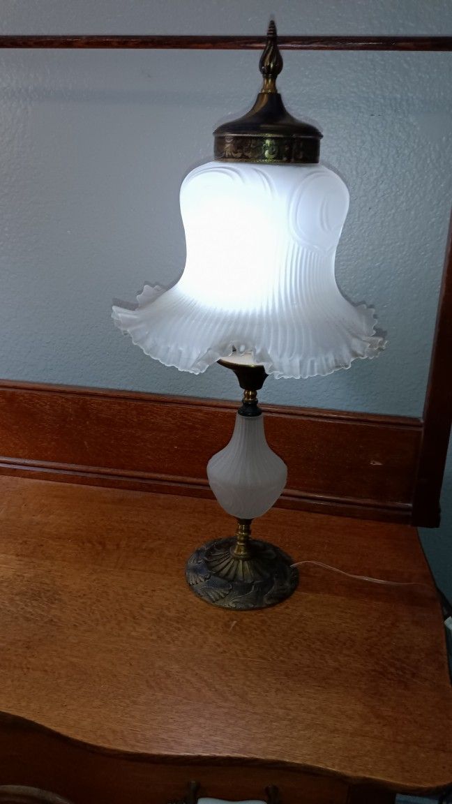 Antique Glass Ruffled Shade Table Lamp