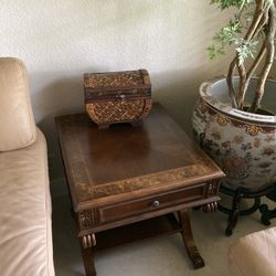 HOOKER FURNITURE END TABLE 