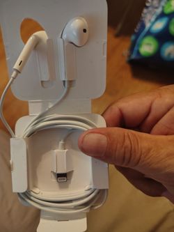 New Apple headphones never used