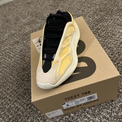 Yeezy 700 Mono Safflower V3 Sz6 