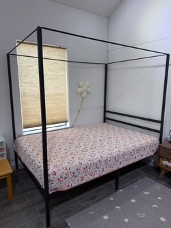 Full size canopy bed