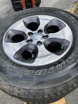 Jeep Wrangel Sahara OEM wheels am tires
