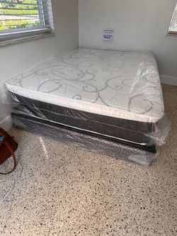 NEW QUEEN PILLOW MATTRESS AND BOX SPR+ING 2pcs