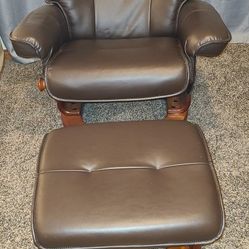$150.00  BENCHMASTER Recliner Chair & Ottoman Set. Excellent Condition